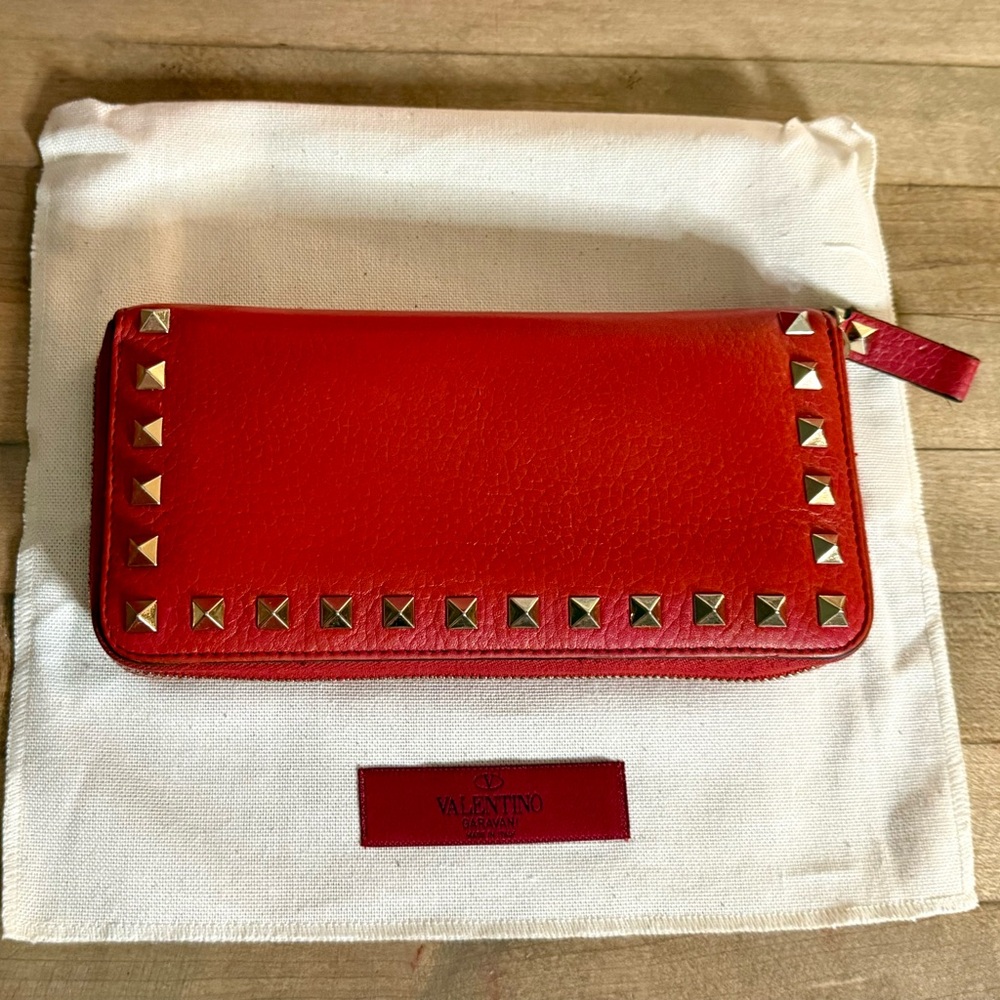 Valentino Garavani Red Pebbled Leather Rockstud Zip Around Continental Wallet - Picture 4 of 13